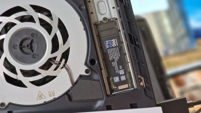 L'SSD Samsung 990 Evo Plus trova posto senza problemi anche su una PS5 Slim L'SSD Samsung 990 Evo Plus trova posto senza problemi anche su una PS5 Slim
