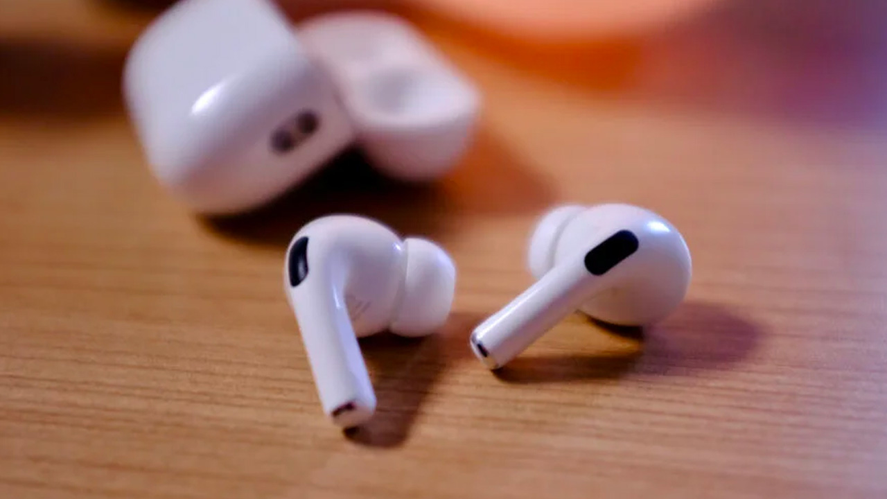 Apple lavora agli AirPods Pro con fotocamera integrata: l’audio incontra l’AI