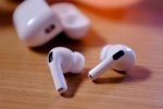 Apple lavora agli AirPods Pro con fotocamera integrata: l’audio incontra l’AI - Notizia