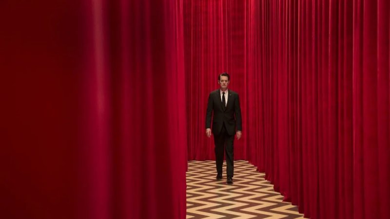 Un luogo che è palcoscenico e retroscena, a metà, uno spazio liminale: la Red Room di Twin Peaks