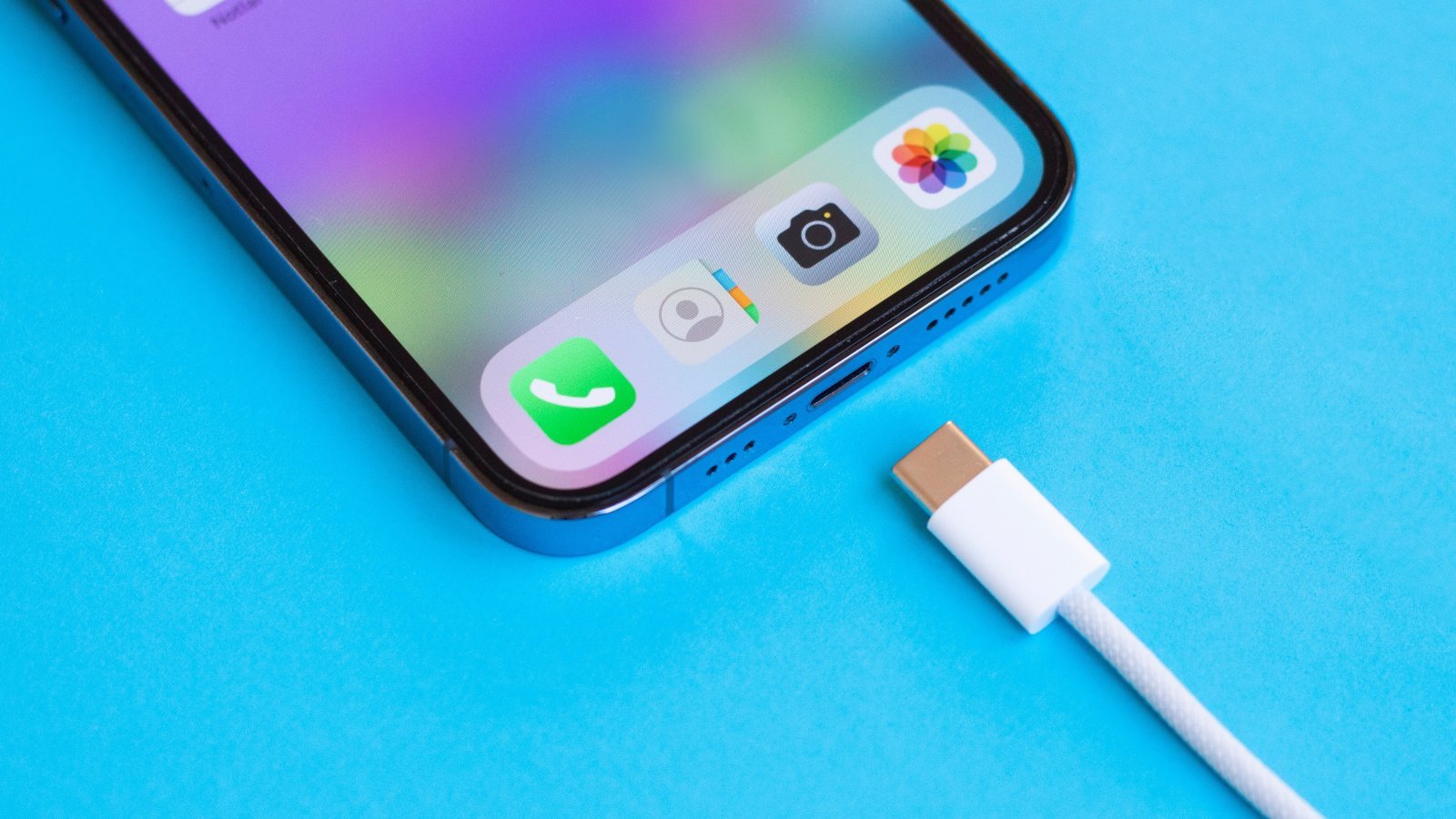 Uno smartphone con presa USB-C per la ricarica