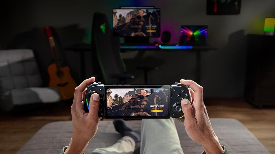 Un telefono con Kishi, il controller di Razer