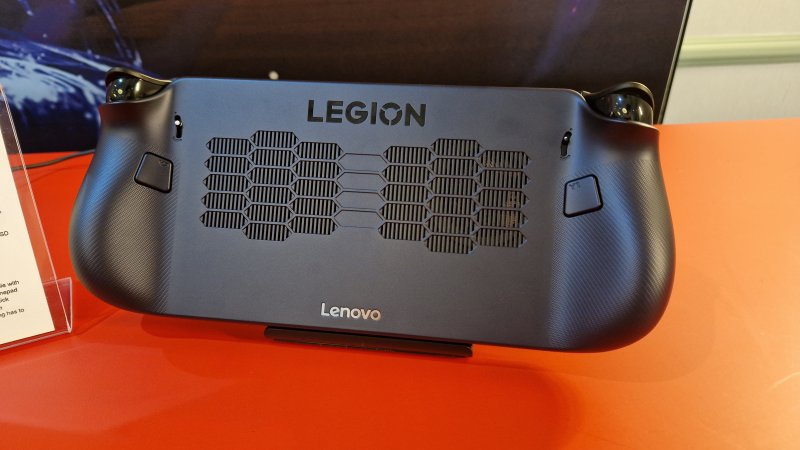 Il retro di Lenovo Legion Go S, che non ha i controller staccabili