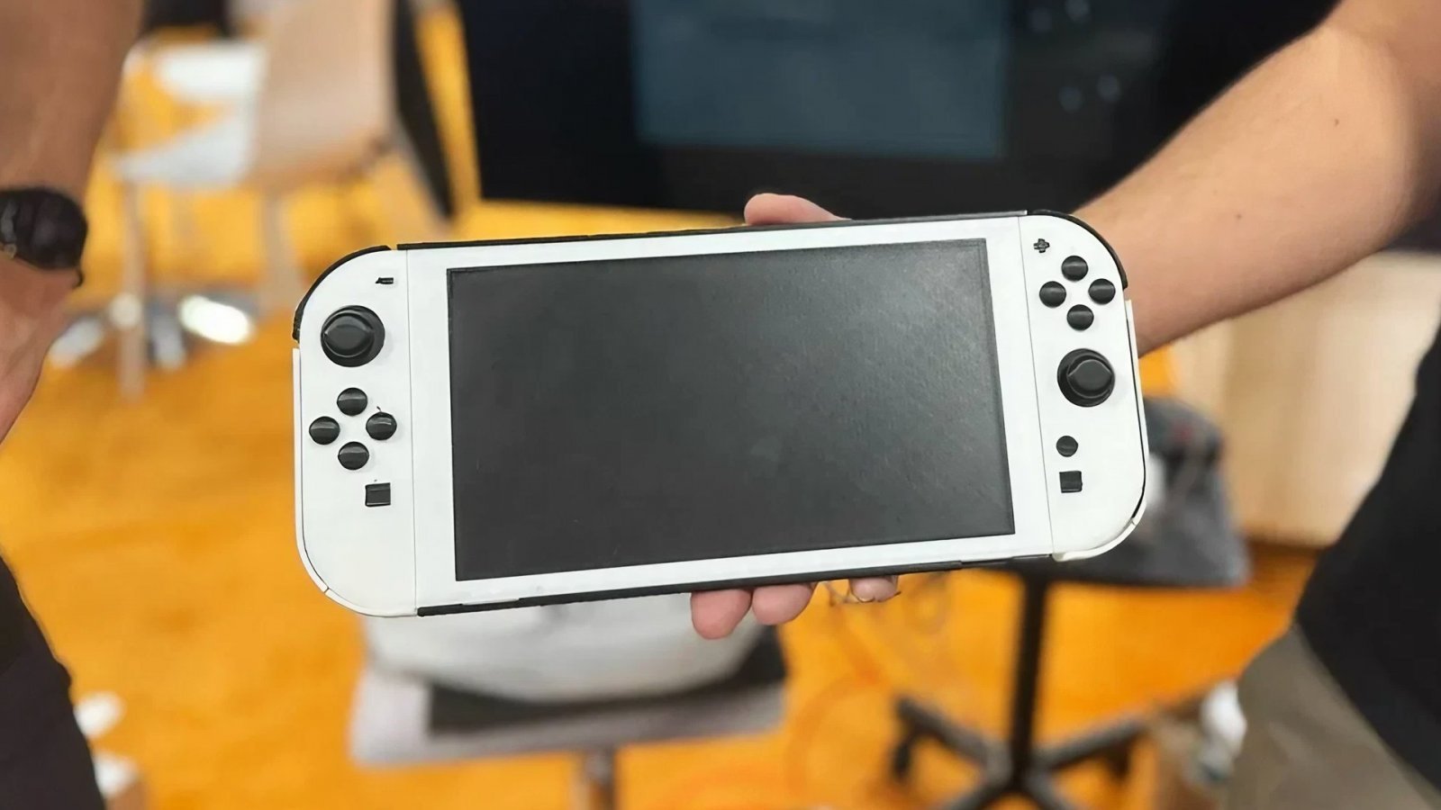 Il mock-up di Nintendo Switch 2 mostrato al CES 2025 da Genki