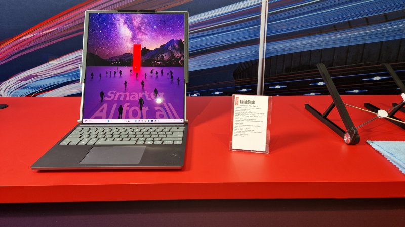 Il Lenovo Thinkbook è uno dei primi prototipi di laptop con schermo allungabile che arriva sul mercato consumer Il Lenovo Thinkbook è uno dei primi prototipi di laptop con schermo allungabile che arriva sul mercato consumer