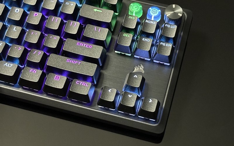 La zona destra della Corsair K70 Pro TKL e i suoi controlli aggiuntivi La zona destra della Corsair K70 Pro TKL e i suoi controlli aggiuntivi
