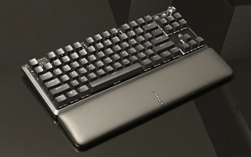 La Corsair K70 Pro TKL con il poggiapolsi magnetico agganciato La Corsair K70 Pro TKL con il poggiapolsi magnetico agganciato