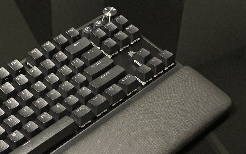 La Corsair K70 Pro TKL con l'illuminazione spenta e il poggiapolsi agganciato La Corsair K70 Pro TKL con l'illuminazione spenta e il poggiapolsi agganciato