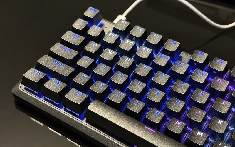 La parte sinistra della Corsair K70 Pro TKL con l'illuminazione accesa La parte sinistra della Corsair K70 Pro TKL con l'illuminazione accesa