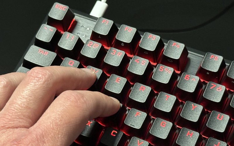 La Corsair K70 Pro TKL con la modalità gaming attiva La Corsair K70 Pro TKL con la modalità gaming attiva