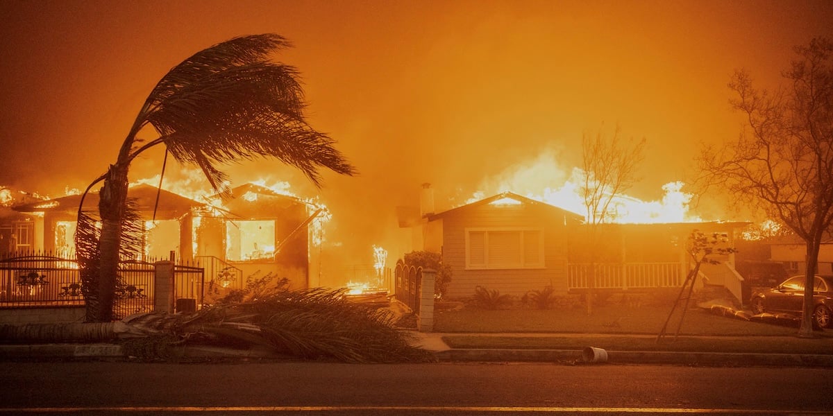 Uno degli incendi divampato a Los Angeles