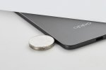 Oppo Find N5 è davvero sottile, come la porta USB-C: ecco le prime immagini di confronto con delle monetine - Notizia
