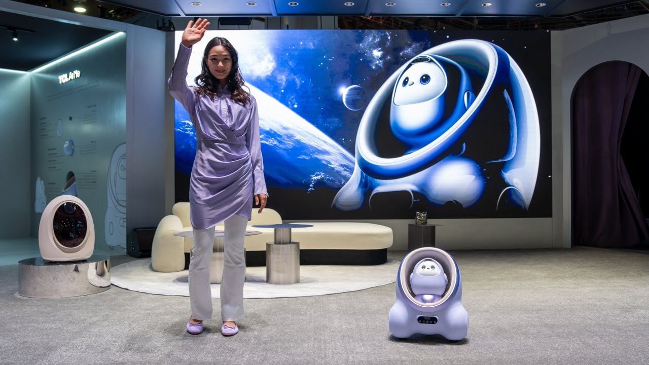 Il robot IA di TCL sembra un Furby futuristico, ma sono in arrivo anche TV QD-Mini LED fino a 115 pollici