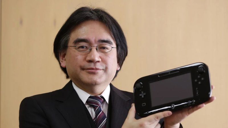 Iwata, con in mano Wii U. Il quarto presidente Nintendo presiedeva anche i Nintendo Direct Iwata, con in mano Wii U. Il quarto presidente Nintendo presiedeva anche i Nintendo Direct