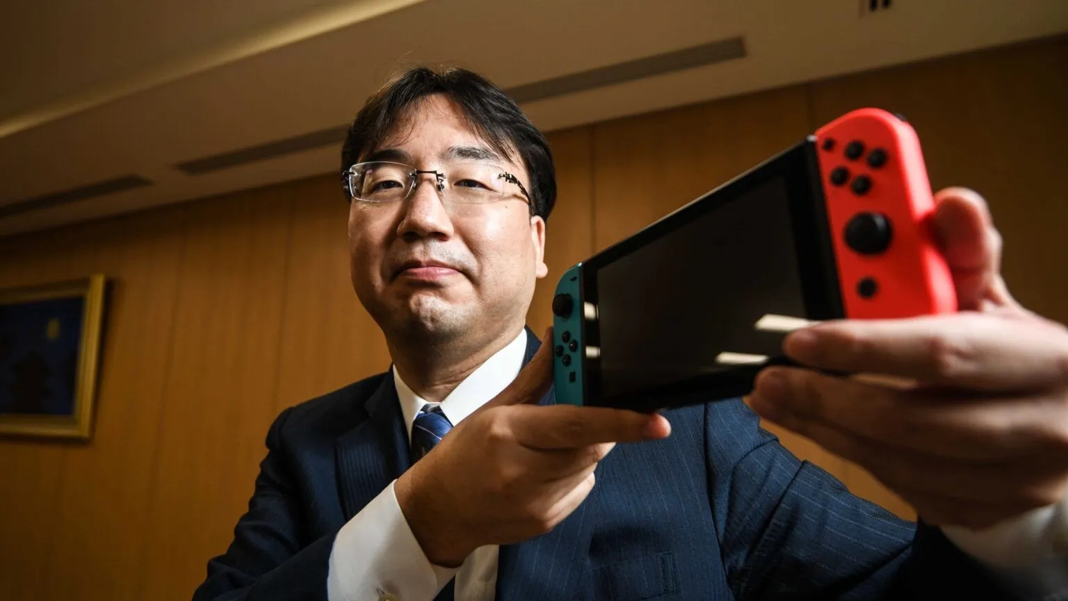Shuntaro Furakawa con in mano Nintendo Switch