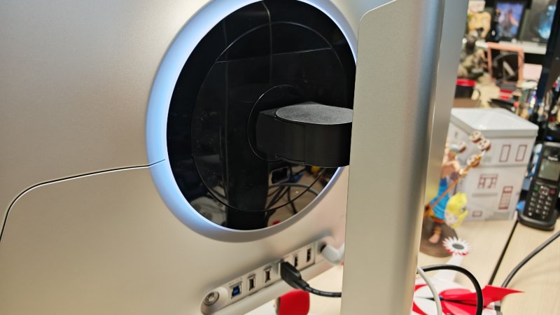 Un dettaglio del retro del monitor Samsung, con in evidenza l'anello RGB, l'attacco del supporto e il posizionamento delle porte