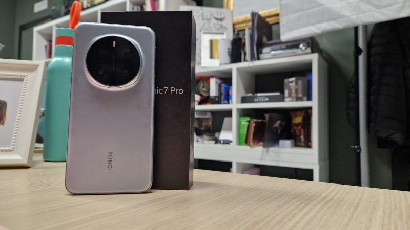 La 'quarta camera' di Honor Magic7 Pro ospita in realtà vari sensori La 'quarta camera' di Honor Magic7 Pro ospita in realtà vari sensori