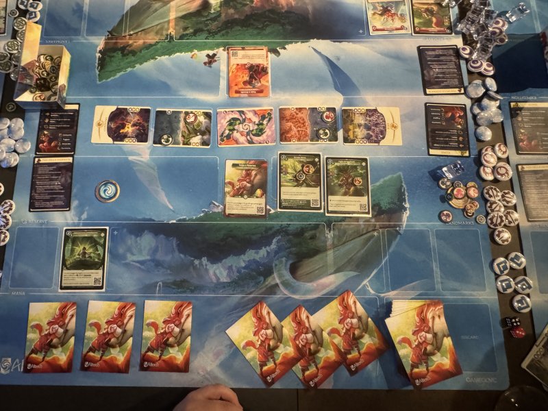 Il campo da gioco completo di Altered: sotto le due spedizioni si vede la riserva con una carta già usata ma che può tornare nuovamente e sotto di lei il mana Il campo da gioco completo di Altered: sotto le due spedizioni si vede la riserva con una carta già usata ma che può tornare nuovamente e sotto di lei il mana