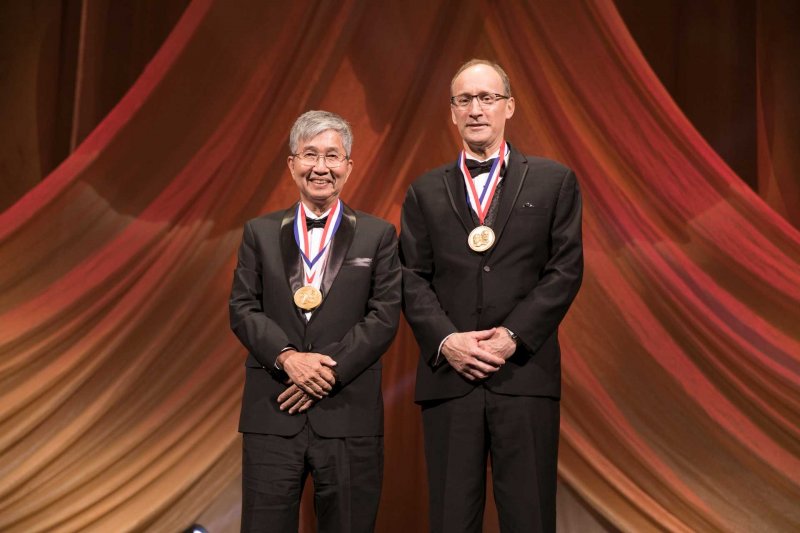 Steven Van Slyke e Ching Tang sono stati inseriti nella National Inventors Hall of Fame (Classe 2018) per il loro dispositivo OLED Steven Van Slyke e Ching Tang sono stati inseriti nella National Inventors Hall of Fame (Classe 2018) per il loro dispositivo OLED