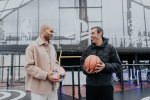 Sony organizza un evento che fonde calcio e basket, con un campo ispirato al DualSense di PS5 - Notizia