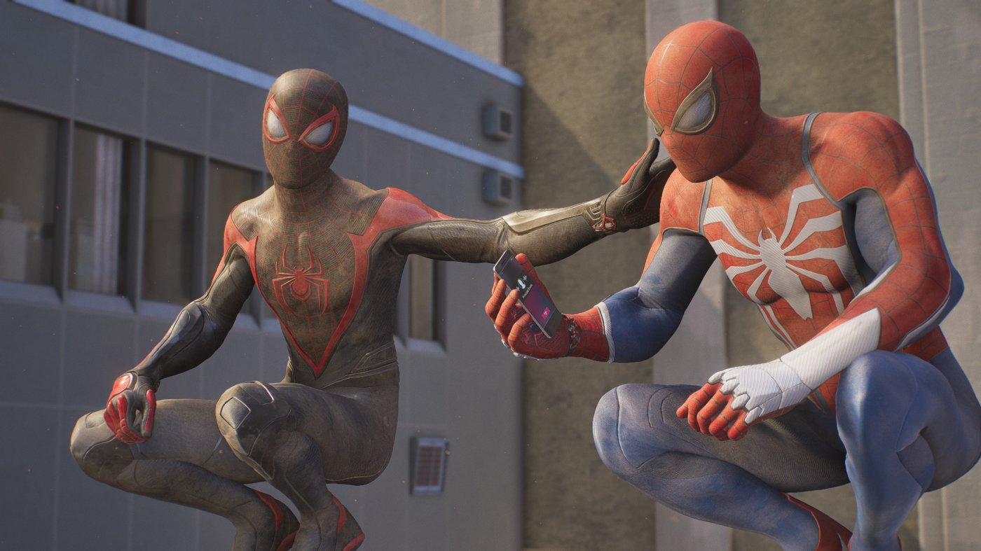 Miles e Peter 'insabbiati' nelle prime sequenze di Marvel's Spider-Man 2