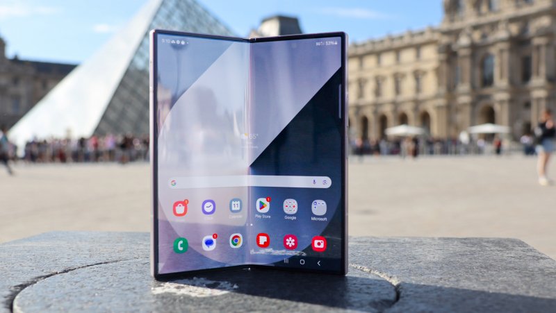 Samsung Galaxy Z Fold7 (immagine puramente indicativa) Samsung Galaxy Z Fold7 (immagine puramente indicativa)