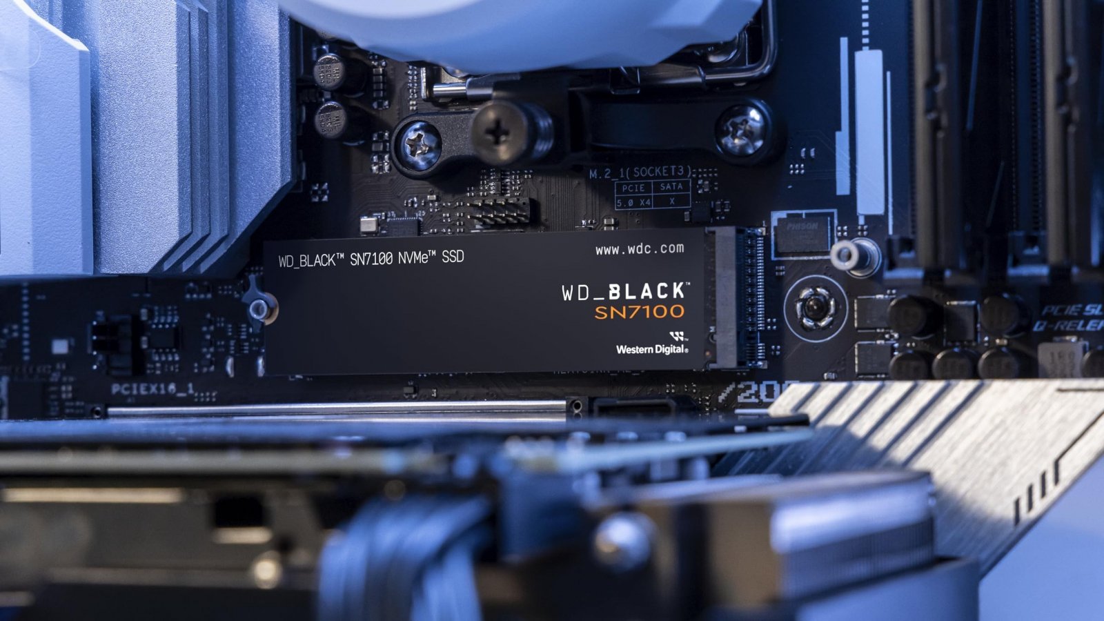 Una foto dell'SSD WD_BLACK SN7100 montato su una scheda madre