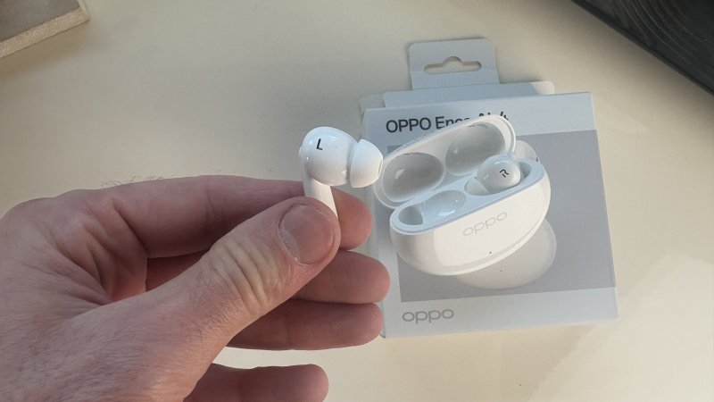 Il design degli OPPO Enco Air4 è piacevole seppur non originale