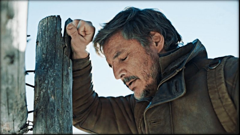 Joel (Pedro Pascal) mentre ha un attacco di panico e si appoggia a un palo di legno