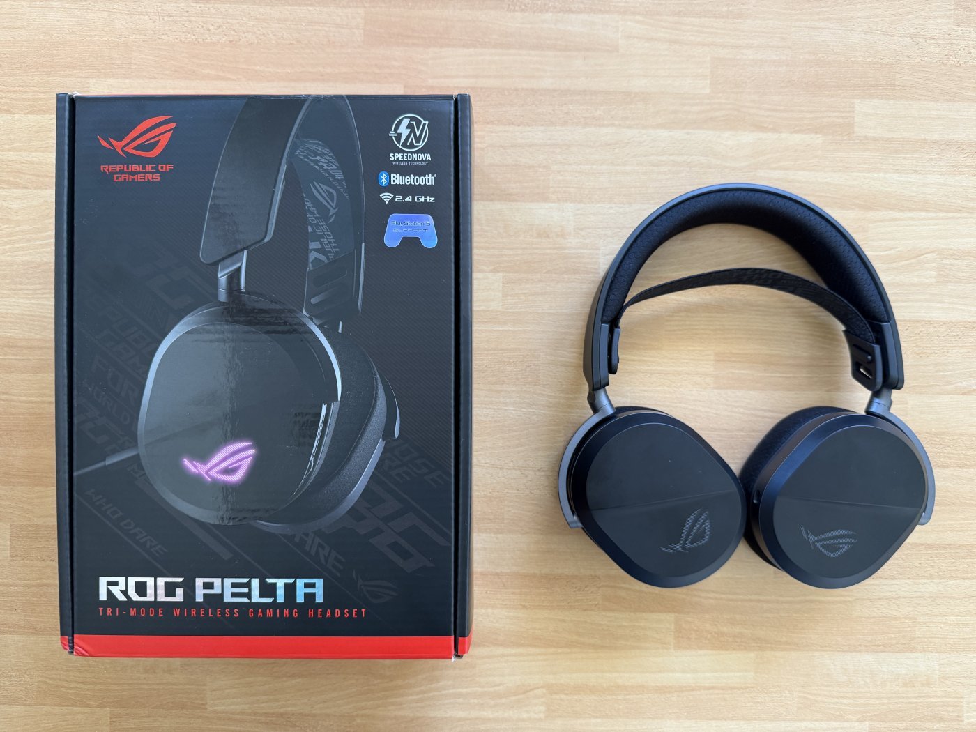 La confezione e le cuffie ASUS ROG Pelta