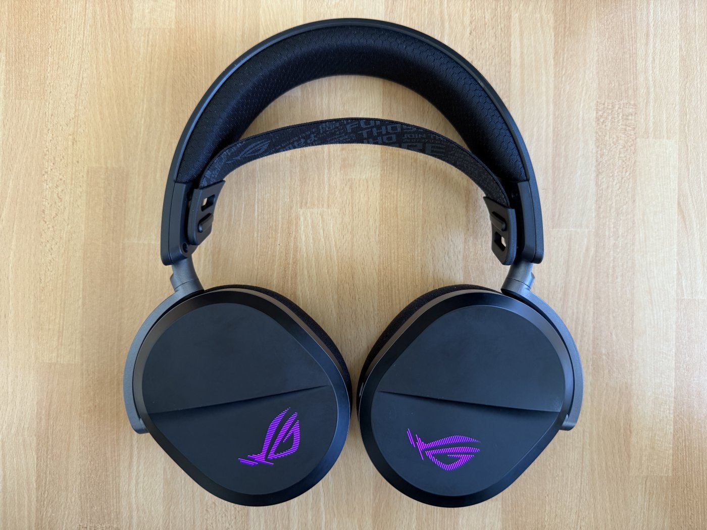 I led RGB delle cuffie ASUS ROG Pelta possono essere personalizzati via software ed attivati successivamente dall'headset