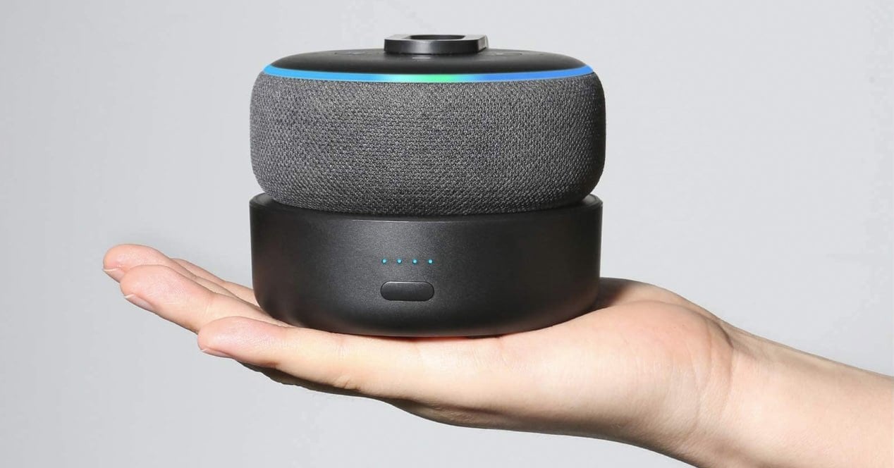 Una mano che sorregge un supporto per Echo Dot