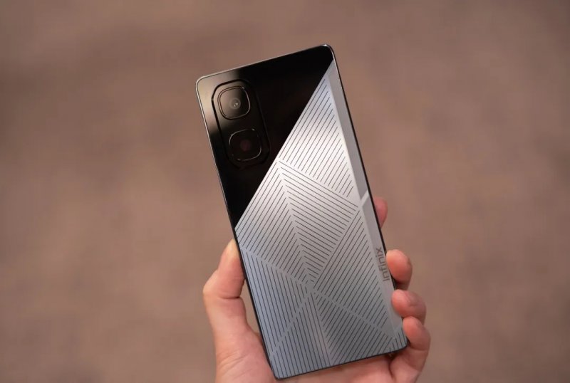 Lo smartphone Infinix a ricarica solare (fonte: The Verge)