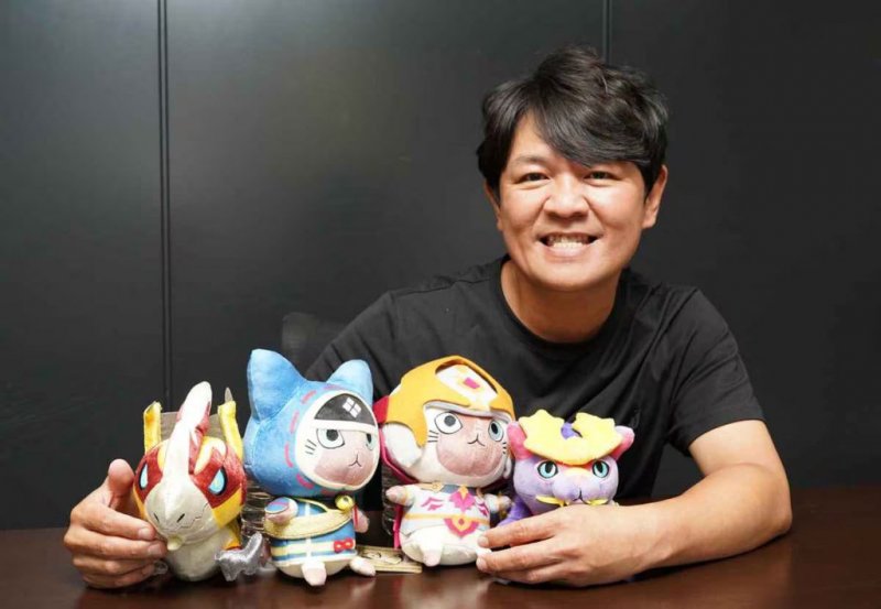 Ryozo Tsujimoto con i pupazzetti di Monster Hunter