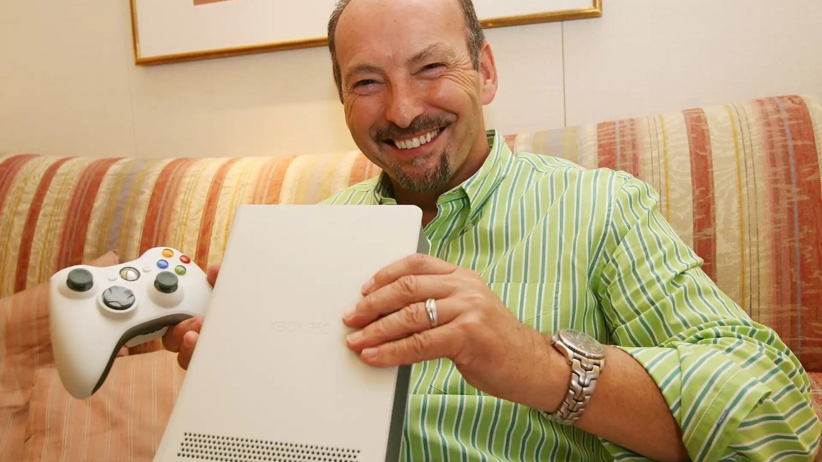 Peter Moore con in mano una Xbox