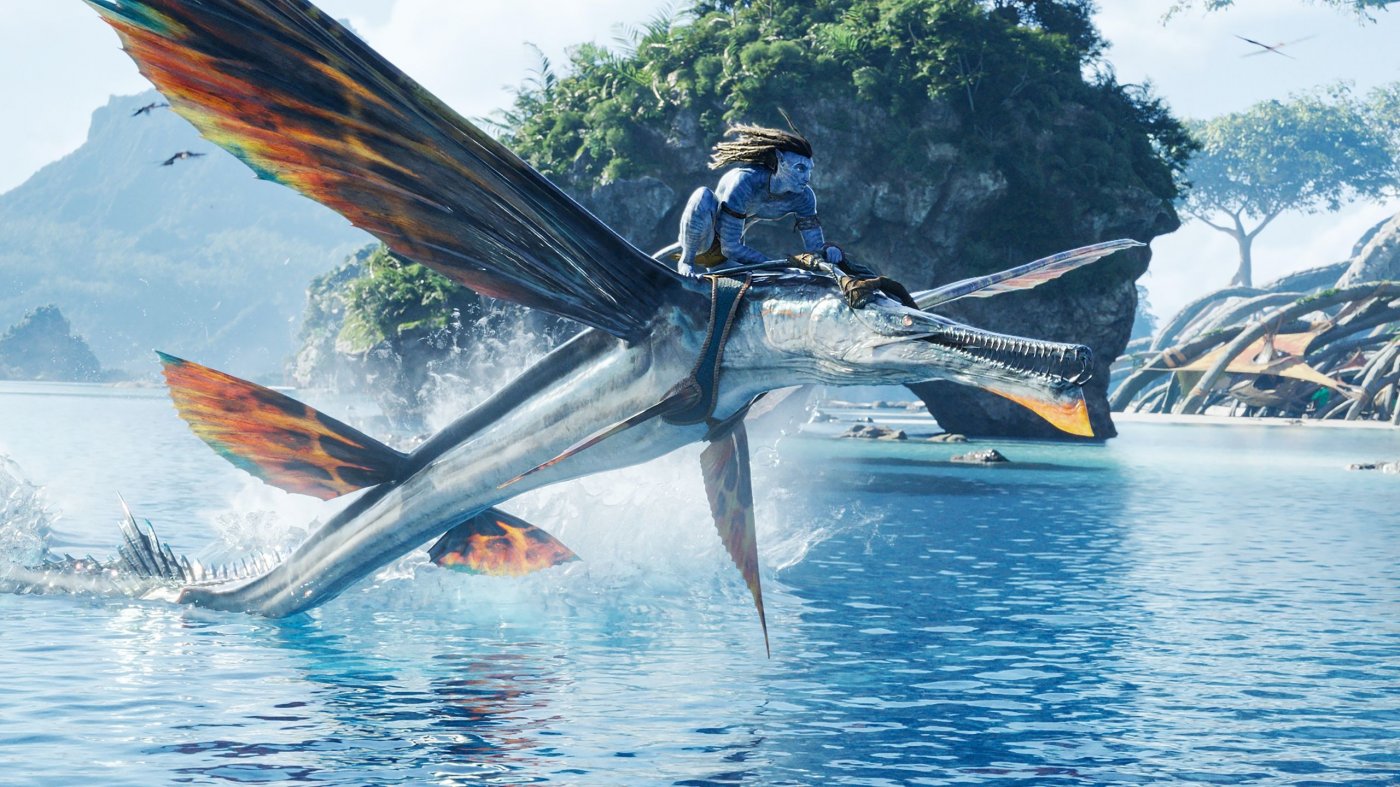 Il protagonista di Avatar 2 che cavalca un pesce volante