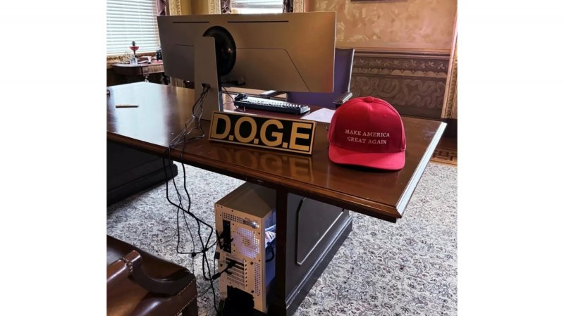 Il PC di Elon Musk nell'ufficio governativo Il PC di Elon Musk nell'ufficio governativo