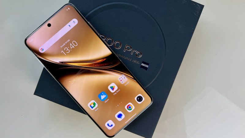 Le cornici dello schermo di VIVO X200 Pro sono simmetriche e sottili
