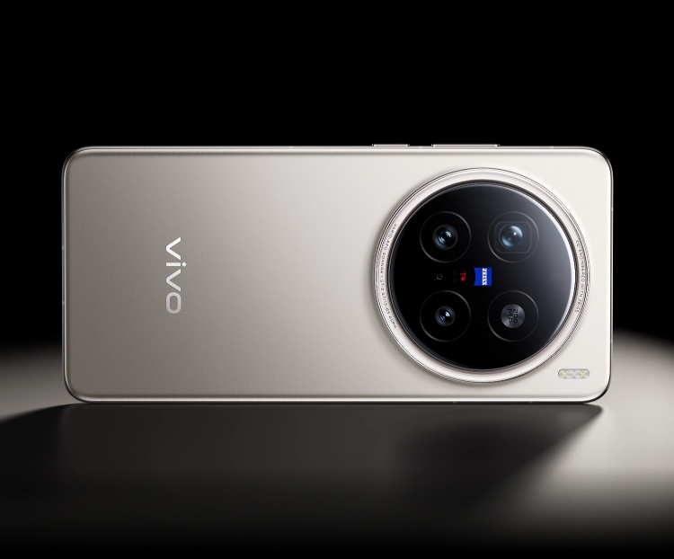 Vivo X200 Pro è uno smartphone top di gamma votato alla fotografia