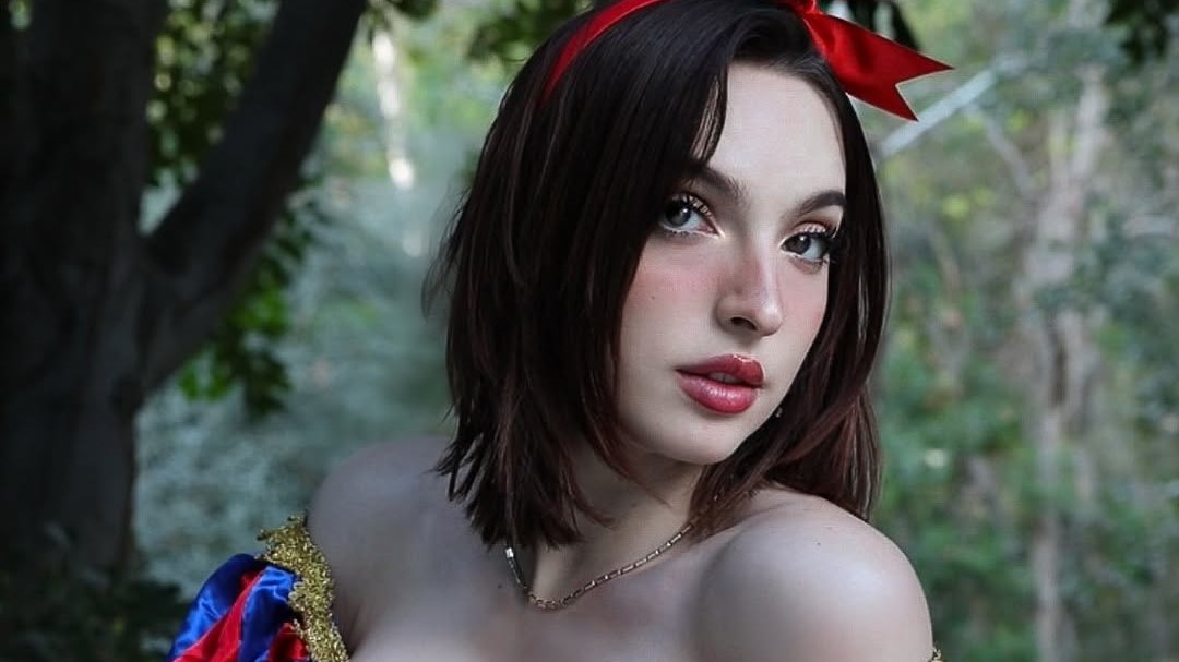 missbrisolo nei panni di Biancaneve in un bosco