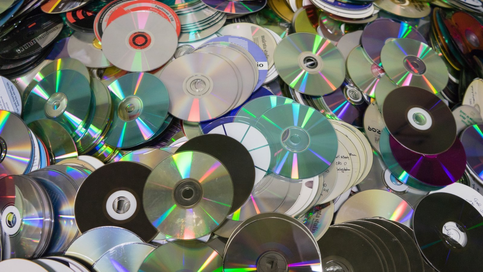 Un mucchio di DVD, CD e Blu-ray