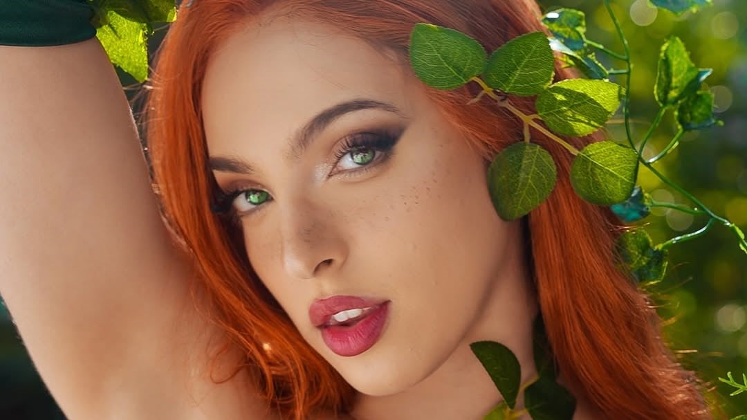 Poison Ivy nel cosplay di missbrisolo ci ammaglia con uno sguardo in tanti scatti fotografici