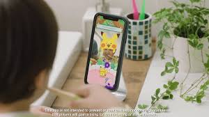 Un bambino che si lava i denti con Pokémon Smile