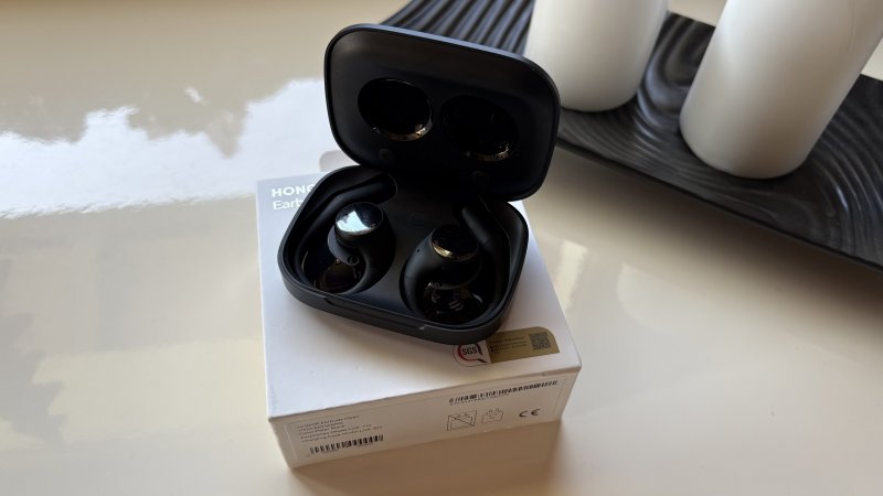 Gli auricolari sono disponibili in due colori: Polar Black e Polar Gold