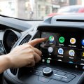 Addio a Android Auto per milioni di telefoni? Google potrebbe richiedere Android 11 come requisito minimo