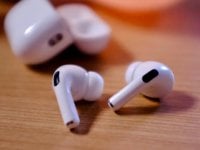 Nel 2027 AirPods e Apple Watch avranno microcamere AI integrate: la nuova frontiera di Apple Intelligence