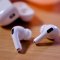 Nel 2027 AirPods e Apple Watch avranno microcamere AI integrate: la nuova frontiera di Apple Intelligence