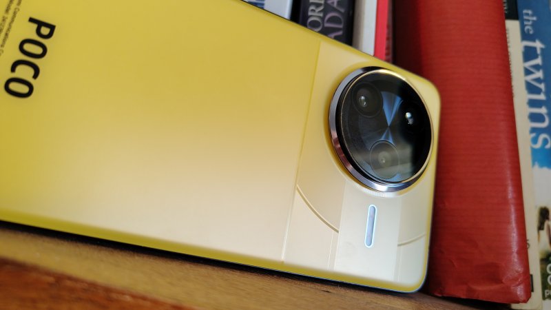 Dettaglio delle tre camere di POCO F7 Ultra