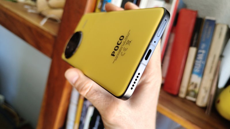 L'ingresso USB-C di POCO F7 Ultra