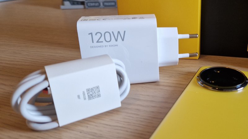 Il blocco alimentatore da 120W di POCO F7 Ultra rende la ricarica fulminea